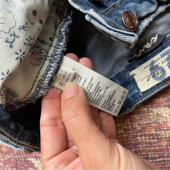 We The Free size 29 CRVY Denim Distressed Women Shorts - Picture 10 of 11